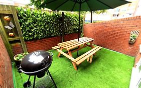 The Brum Home - Private Garden, 3 Smart Tvs, Bbq, Huge Lounge Or Quadruple Bedroom Plus 2 More Double Bedrooms